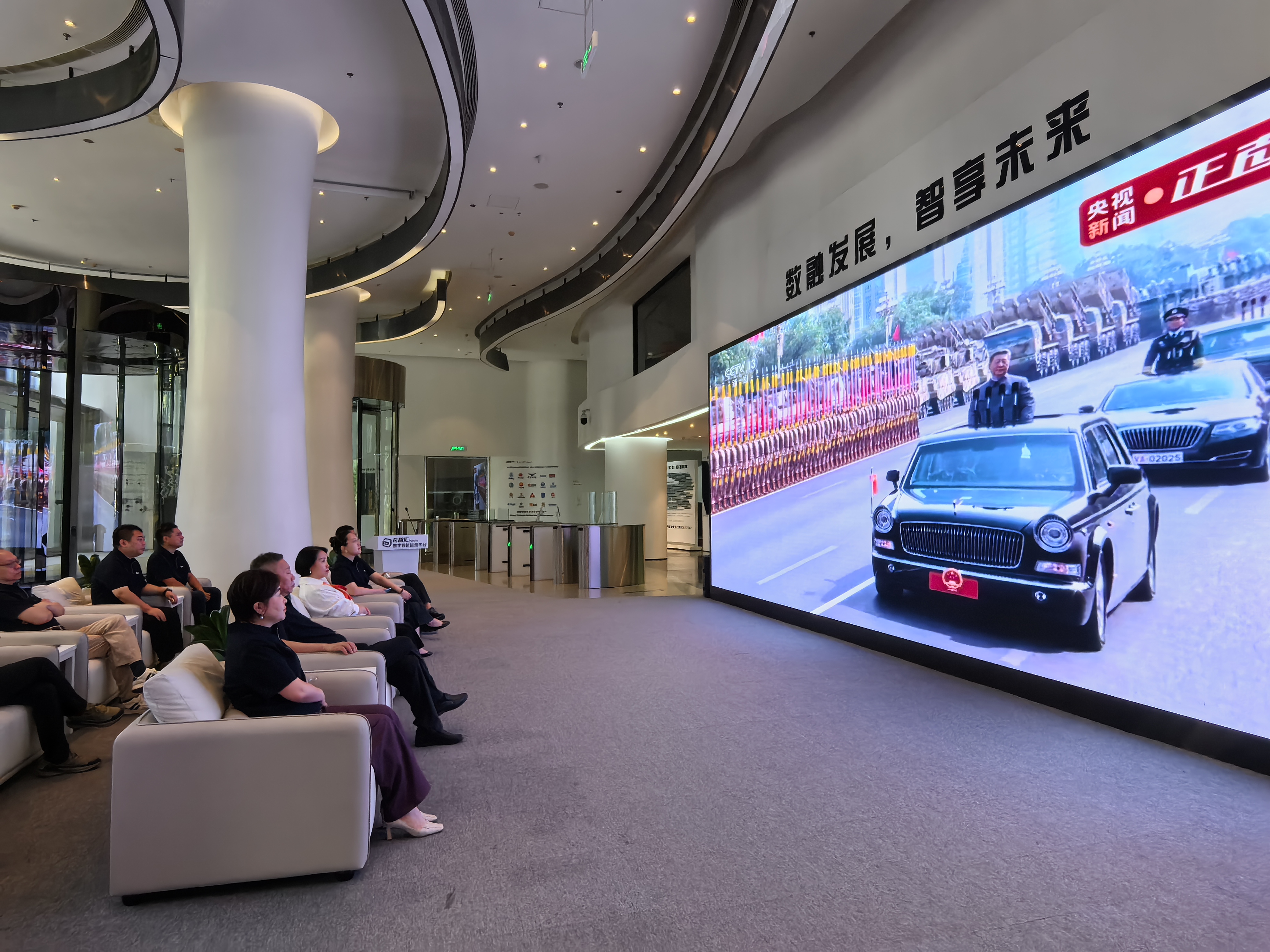 榮耀時刻！“那份震撼與自豪無以言表”——歐必翼科技集團董事長張建新先生受邀參加九三閱兵觀禮